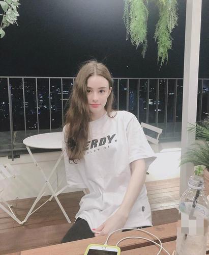 日常的达莎也会画心机伪素颜妆,隔远看哑光的眼妆,清淡的眉色,粉嫩的