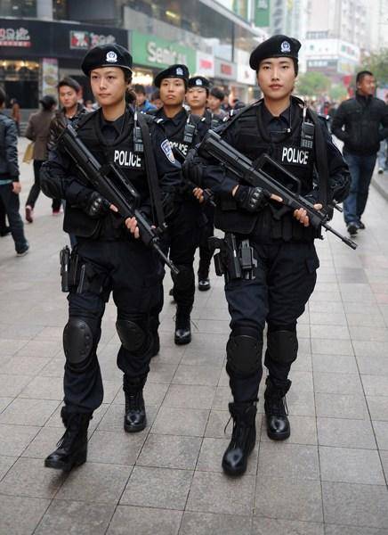 实拍合肥女特警首次荷枪实弹上街巡逻