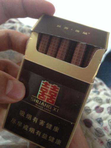 深颜色红双喜红色,盒盖上写着双喜.逸品 多少钱?口感真是极好的.