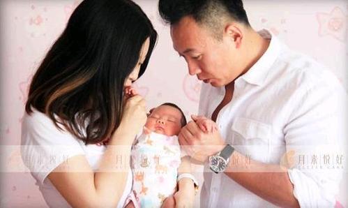 如今一家三口幸福快乐,谭江海王小骞夫妇就此告别丁克