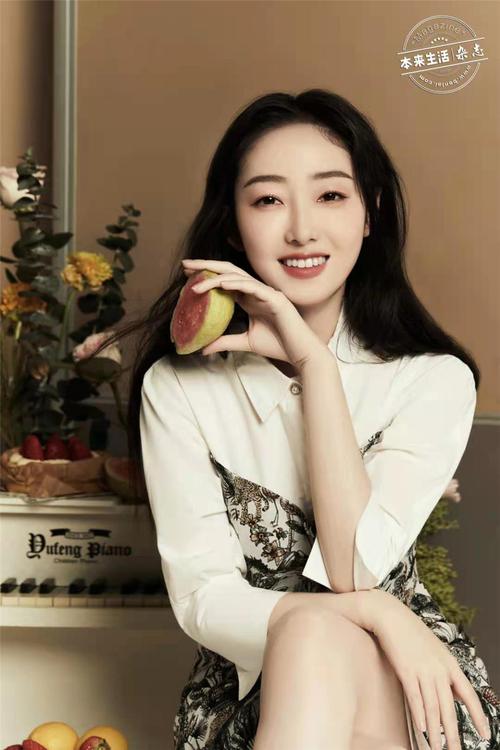 蒋梦婕印花短裙展现春日甜蜜