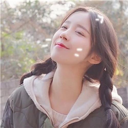 微风不燥,这个漂亮的女生,一个人在外边,仰望着天空,嘴角露出微笑