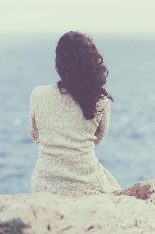 悲伤的女人的背影