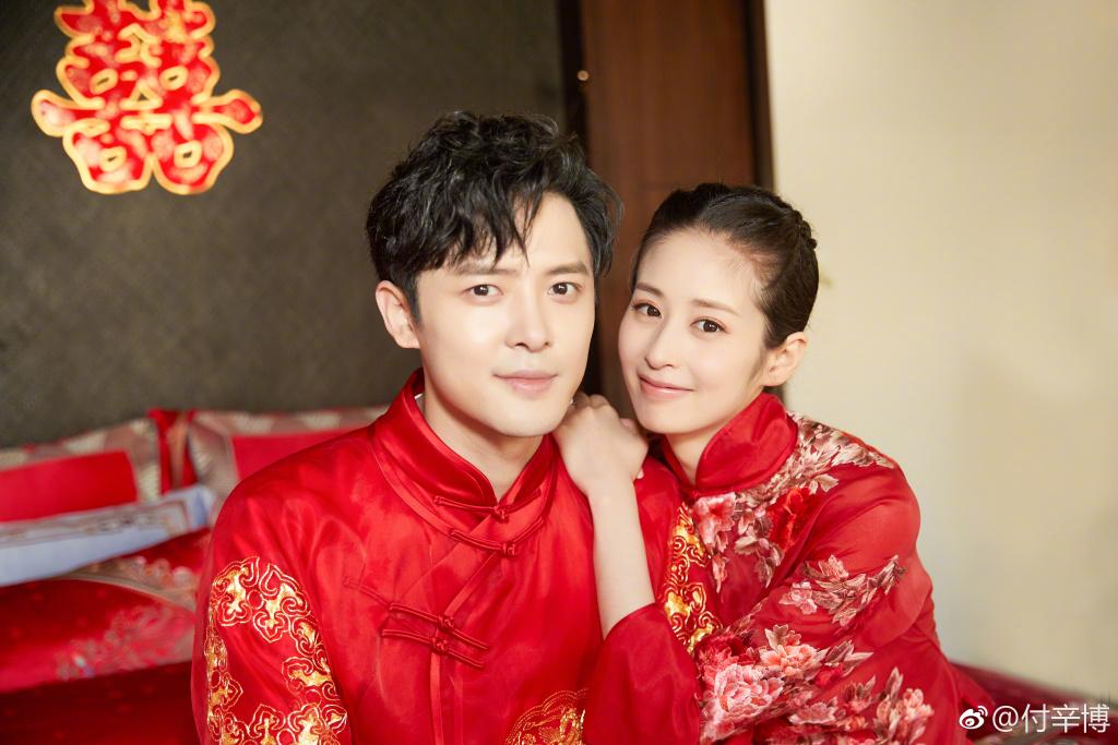 付辛博颖儿今日大婚迎亲现场曝光伴郎伴娘团包围下甜蜜亲吻