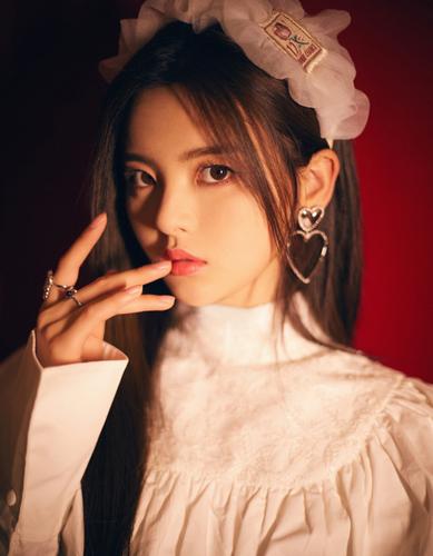 杨超越大胆突破自己,首穿"女仆装",看清全身,直男疯狂