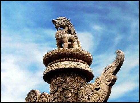 犼是一种极有灵性的动物,它每天蹲在华表上密切关注皇帝的行踪.