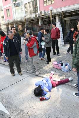 综合香港媒体消息,香港一名6岁女童,去年初被小巴拖行压死