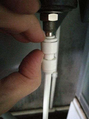 美的净水器的这个接口如何取下来,我要搬迁.求大神