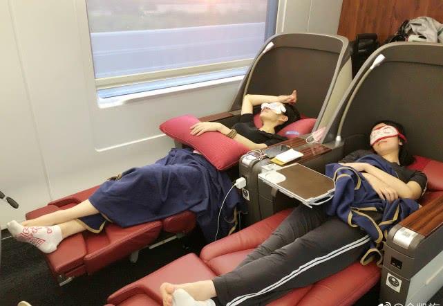 张馨予坐高铁脱鞋晒脚丫子被批没素质!本尊争辩没做错