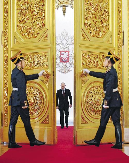 5月7日,普京(中)走入俄罗斯首都莫斯科克里姆林宫的安德烈耶夫