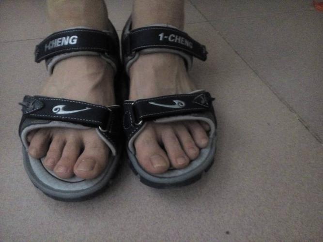 我是13岁男孩,夏天穿露脚趾凉鞋好看,还是包头凉鞋好看