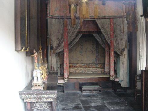 隔着玻璃窗,看到当年慈禧居住的屋子,虽然陈旧,但是不难看出当年的