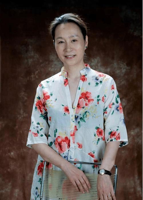 奚美娟真有老艺术家的样子印花上衣配阔腿裤低调却不掩气质