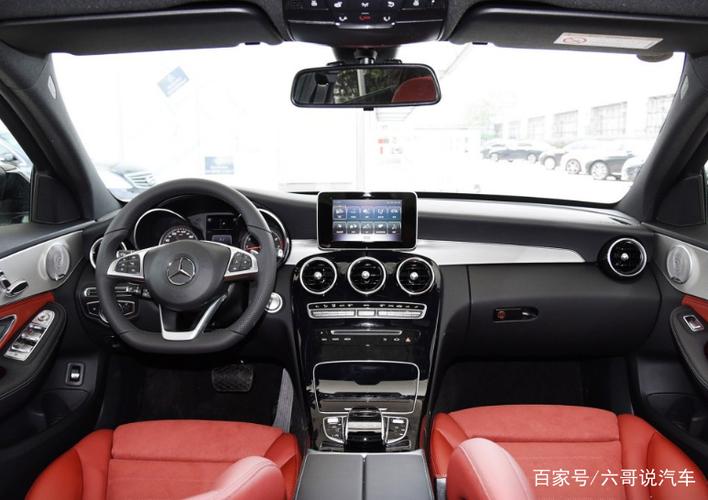 奔驰c200成就特别版,内饰整体的风格很简洁,大方