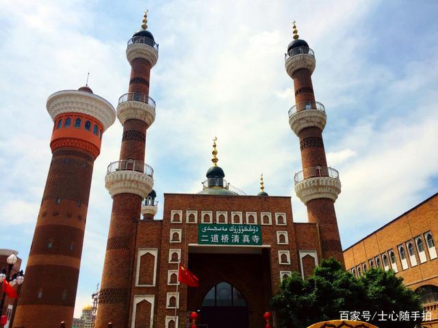 二道桥清真寺,位于乌鲁木齐国际大巴扎附近.