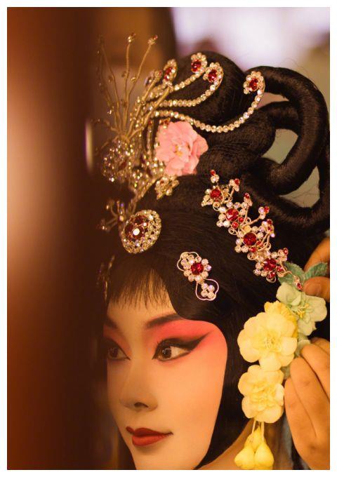 花旦造型,跟着老师学习京剧动作,可以说是十分投入,在化妆期间也在不