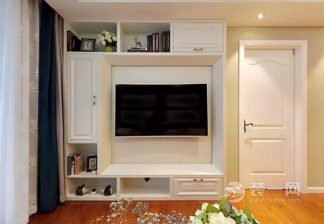 14,小电视墙旁边还有门,白色的门与柜体颜色一致,让这个门显得不