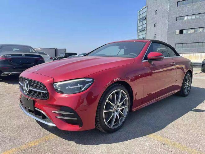 新一代奔驰e260敞篷轿跑车采用纯粹简洁的车身线条,完美的车身比例与