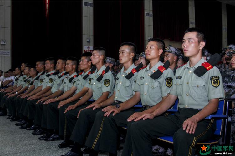 标准坐姿是这样的.蔡霖伟 摄