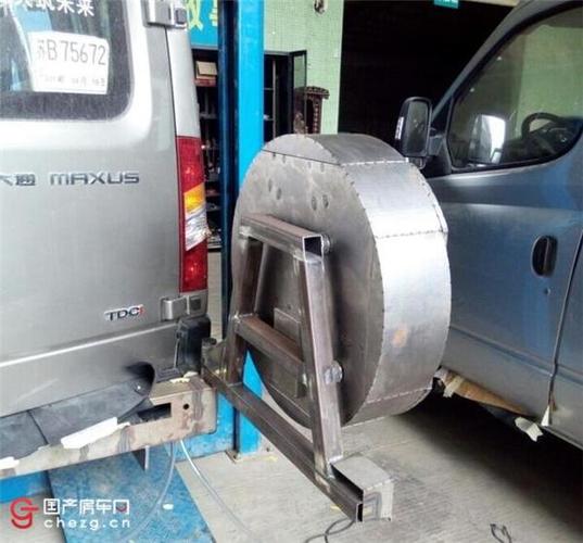 备胎厨房,右侧的可以开接近180度,基本能转到车侧电动遮阳棚下,配合多