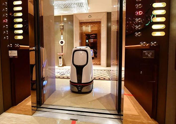 探访朝阳冬奥服务保障酒店智能机器人无接触送物服务