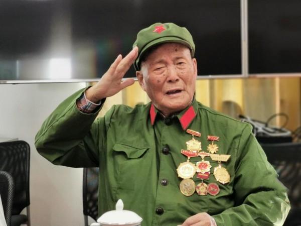 军装上还差一枚党徽苏州90岁退伍老兵郑重写下入党志愿书