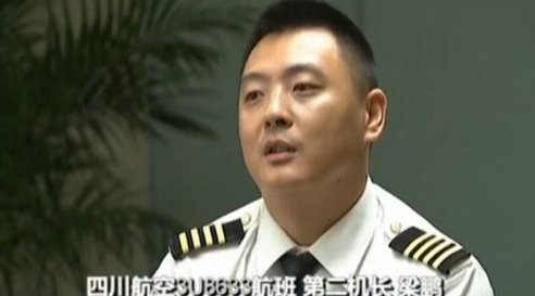 川航3u8633航班经历空中惊魂挑战极限就跟