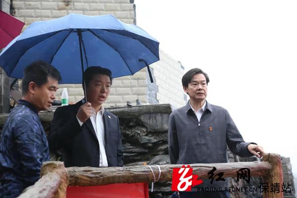 州委副书记,州委宣传部部长廖良辉(中)一行深入保靖县葫芦镇官庄组