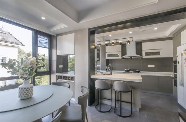 厨房采用中西厨结合,采用吧台设计.