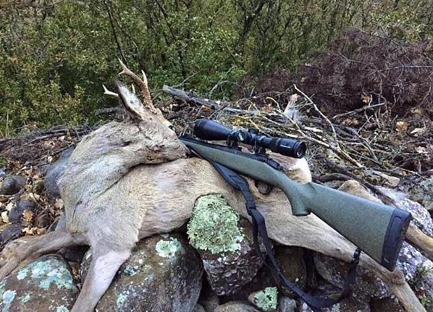 展示自己的猎物,她打到的都是野猪,鹿和兔子这些允许捕杀的动物.