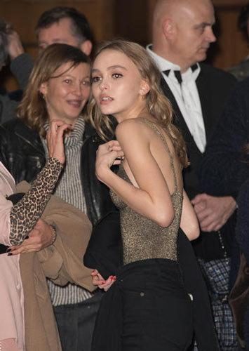 德普17岁女儿莉莉-罗丝·德普(lily-rose depp),丽贝卡·兹罗托斯基