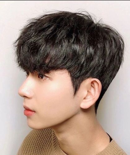 纹理烫发 ,头顶烫出蓬松的纹路增加空气感,周边保留碎发造型很显年轻