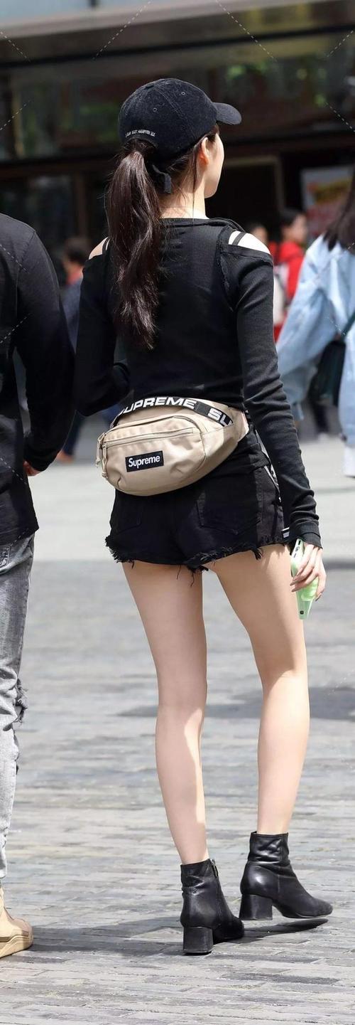 美女身穿超短裤,脚踏小皮鞋,大长腿太迷人!