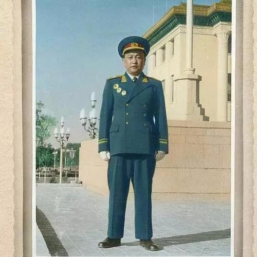 所以林瀚不仅是壕气冲天的艺术收藏家还是妥妥的红三代 ▼