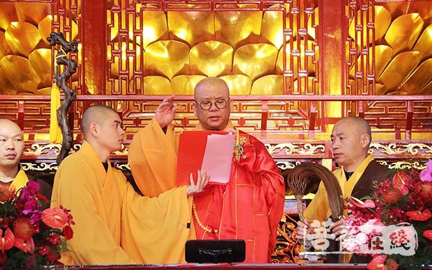 唐山兴国禅寺方丈本权大和尚授挂珠;中国佛教协会理事,淄博市普照寺
