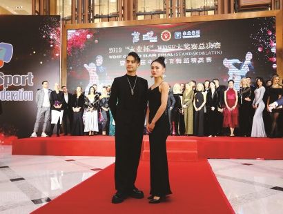中国拉丁舞选手阎棒棒杜玉君在红毯秀上周国强摄