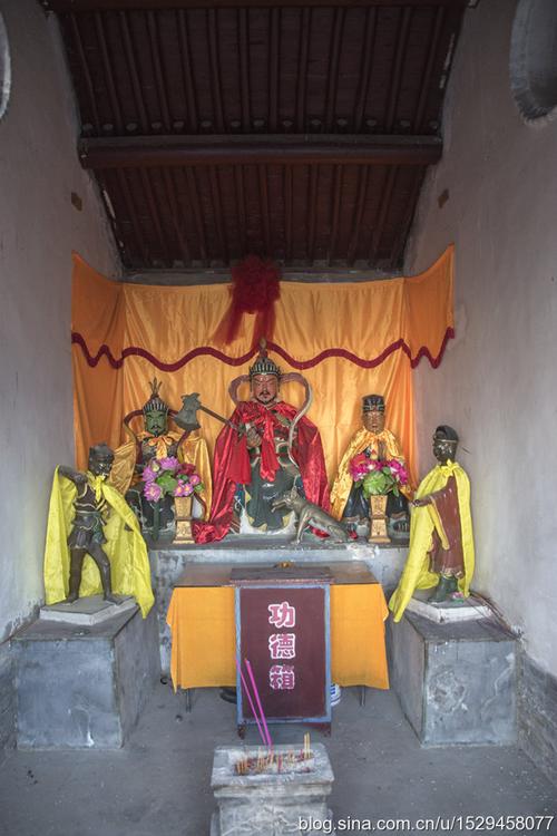 庙里的供奉,主坐应该是五道将军(传说是东岳大帝的属神,掌管人的生死