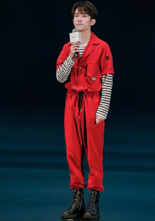 180cm李汶翰和176cm易烊千玺,同是工装连体裤,不是腿