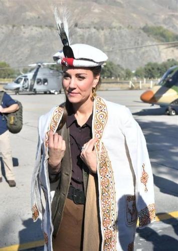 当地时间10月16日,威廉王子和凯特王妃访问巴基斯坦第三天,追随当年