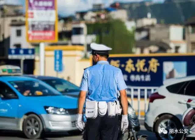 被汗水浸透的警服