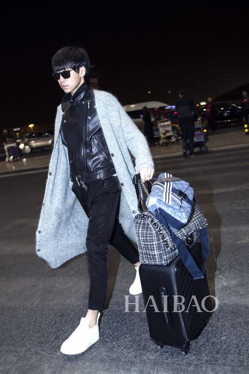 韩火火启程2016秋冬巴黎时装周机场街拍_服装人物