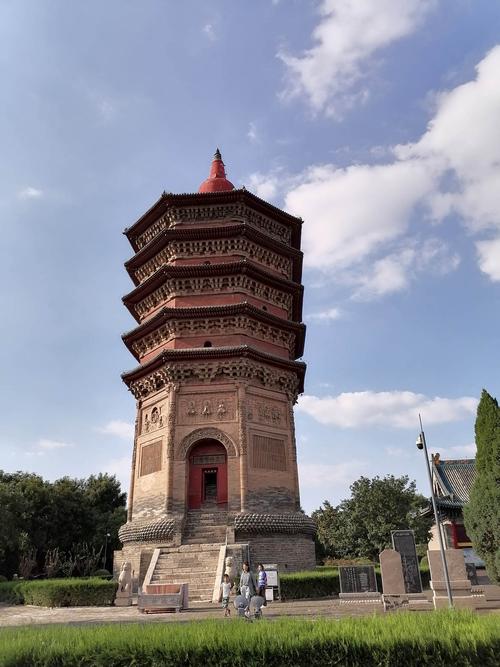 安阳文峰塔 只有这个塔是古迹 庙子都是新修的 塔上四周的壁画雕刻