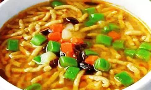 井陉抿须儿有豆面,玉米面,纯白面,山药面,红薯面等多种,制作时要掺上