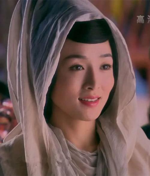 圣姑何彦霓生活照清新自然,穿搭休闲时尚