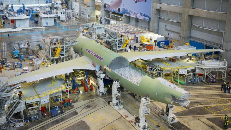 航程4000公里(52吨载荷下),动力为两台罗罗公司的trent700涡扇发动机