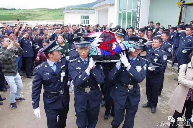 布拖数万群众沉痛送别缉毒警察贾巴伍各(附堂哥吉杰悼念文章)