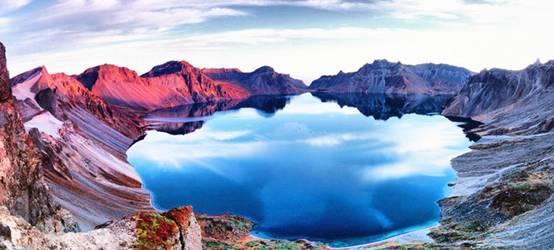 长白山天池在长白山主峰火山锥体的顶部,是中国最大的火山口湖,最深