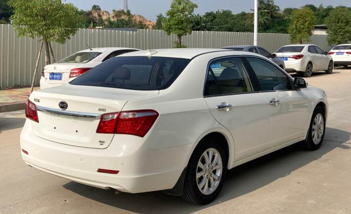 比亚迪 g6 2013款 2.0l 手动尊贵型