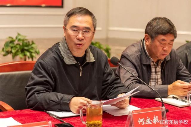 雨中调研,市教体局局长何文毅一行至宜宾东辰指导工作