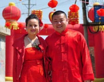 岳云鹏晒结婚照调戏孙越 揭岳云鹏老婆资料系护士女儿